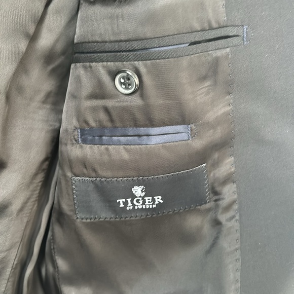 Tiger of Sweden Two-Piece Black Suit (34R/44 EU) - Picture 3 of 7